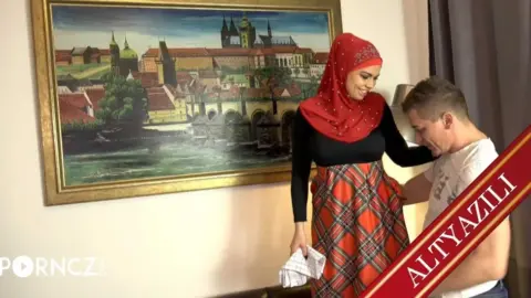 Penis Tutkunu Hatunun Kucaktan İnmek Gibi Bir Niyeti Yoktu