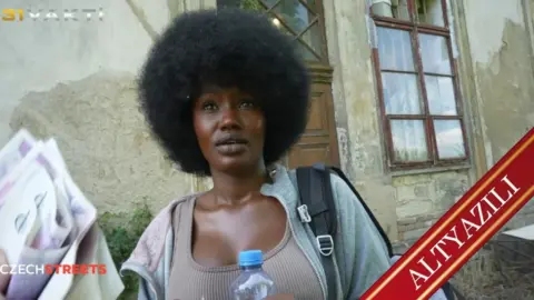 Kısa Boylu Mühendis Evin Projesini Bir Kere Seks Karşılığında Ücretsiz Yapabileceğini Söyledi